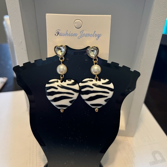Zebra print heart earrings - Picture 6 of 9